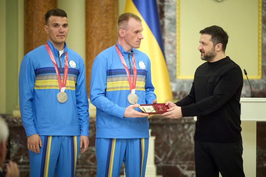 Паралімпійці та їхні тренери отримали держнагороди. Фото: ОПУ