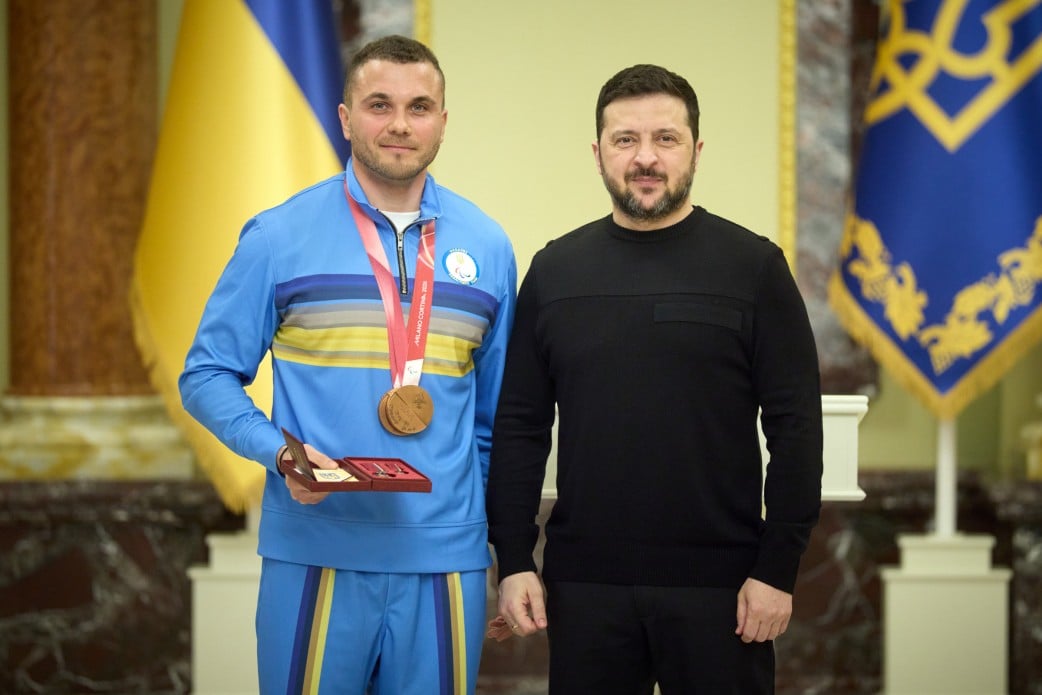 Паралімпійці та їхні тренери отримали держнагороди. Фото: ОПУ