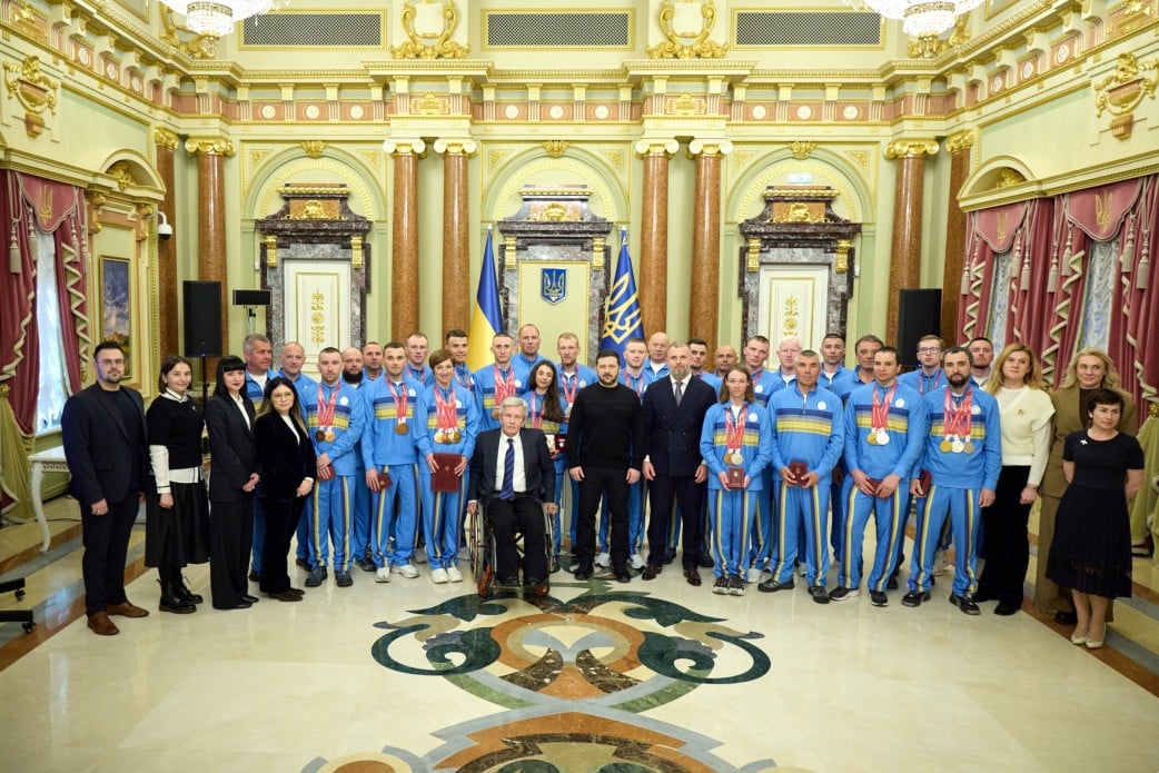 Паралімпійці та їхні тренери отримали держнагороди. Фото: ОПУ
