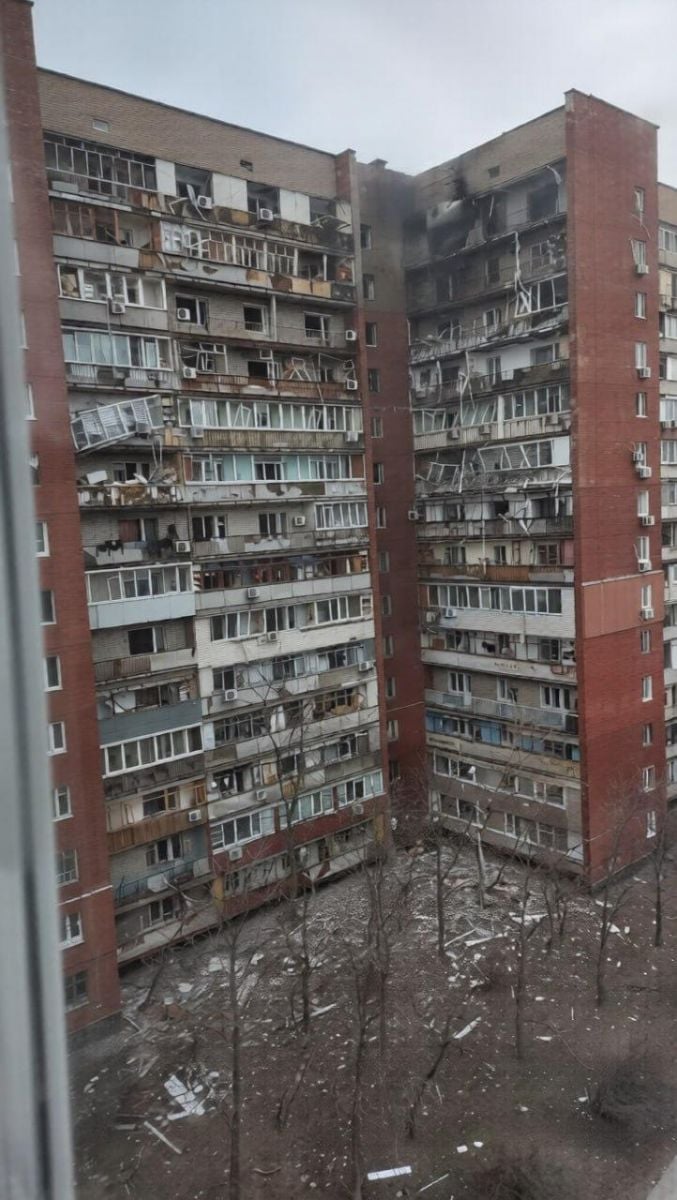 Російський дрон атакував 14-поверховий будинок. Фото: соцмережі