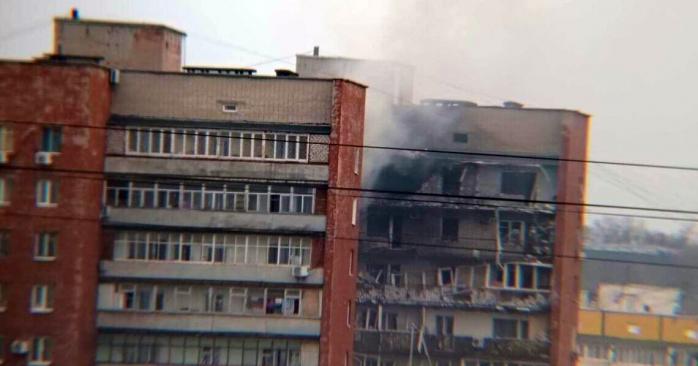 Російський дрон атакував 14-поверховий будинок. Фото: соцмережі