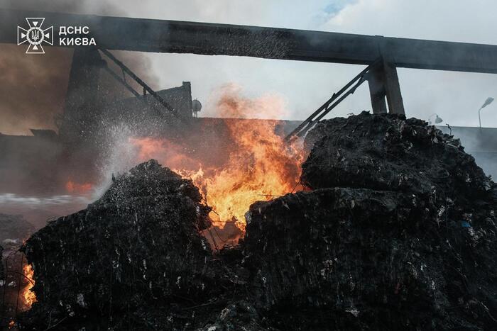 Масштабна пожежа спалахнула у Голосіївському районі 26 березня, фото: ДСНС