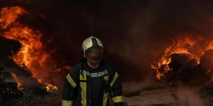 Масштабна пожежа спалахнула у Голосіївському районі 26 березня, фото: ДСНС