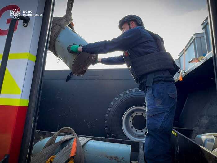 Знешкодження уламків російської ракети, фото: ДСНС