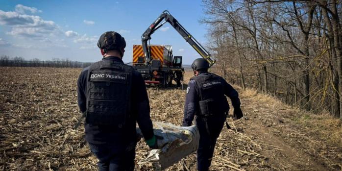 Знешкодження уламків російської ракети, фото: ДСНС