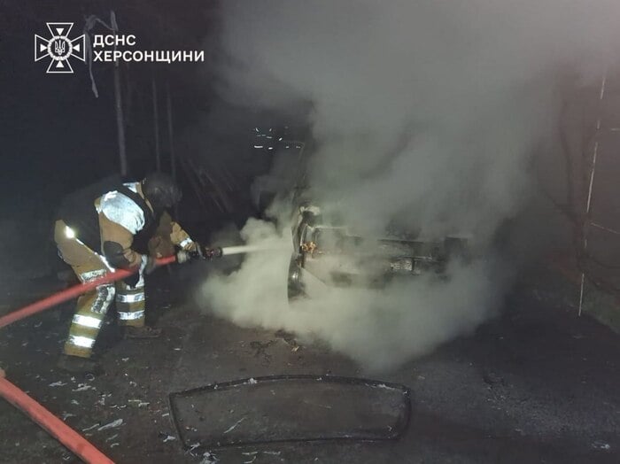 Наслідки російського удару у селищі Нововоронцовка, фото: ДСНС Херсонщини