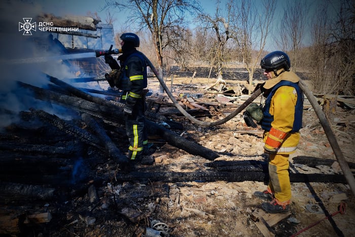 Наслідки російського обстрілу Чернігівщини, фото: ДСНС