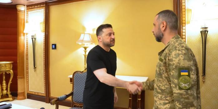 Володимир Зеленський (ліворуч), скріншот відео