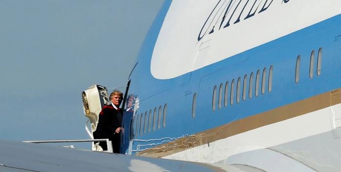 Невідомий дрон помітили біля літака Дональда Трампа. Фото: