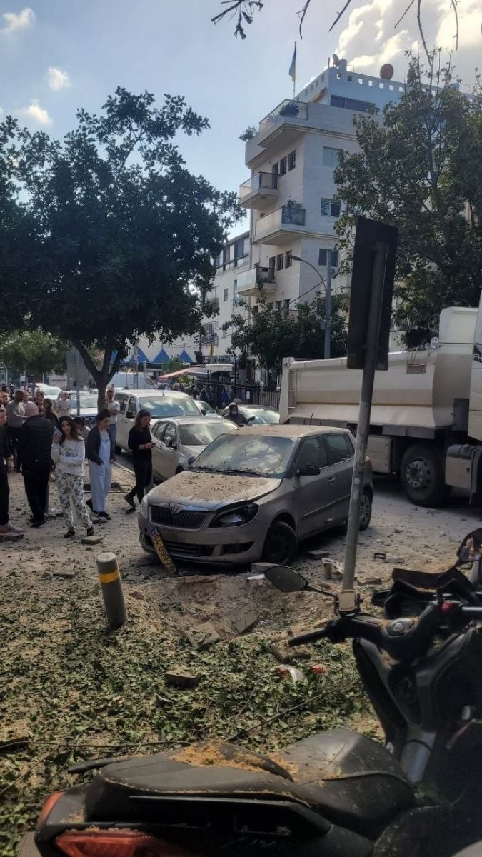 Уламки ракети біля посольства України в Ізраїлі. Фото: Андрій Сибіга