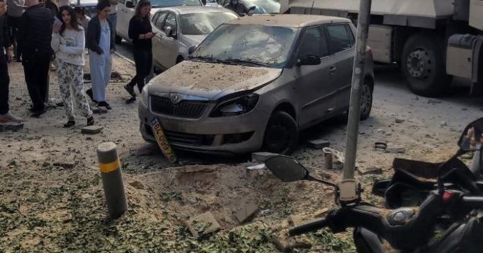 Обломки ракеты у посольства Украины в Израиле. Фото: Андрей Сибига