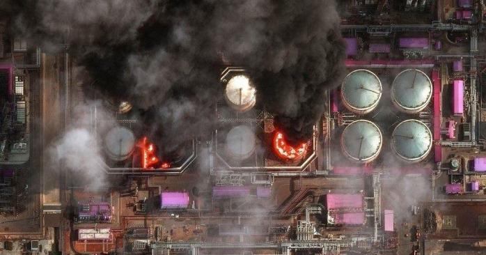 Українські дрони пошкодили термінал для завантаження нафти в порту Усть-Луга. Фото: 