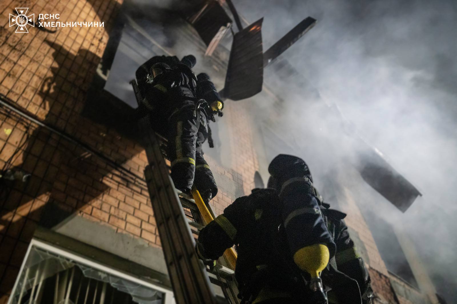 Росіяни вночі вдарили дронами по підприємствах. Фото: ДСНС