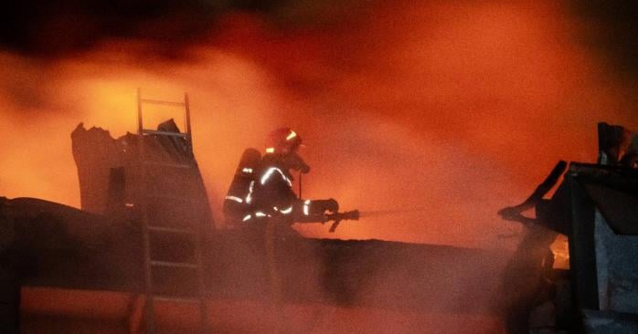 Россияне ночью ударили дронами по предприятиям. Фото: ГСЧС