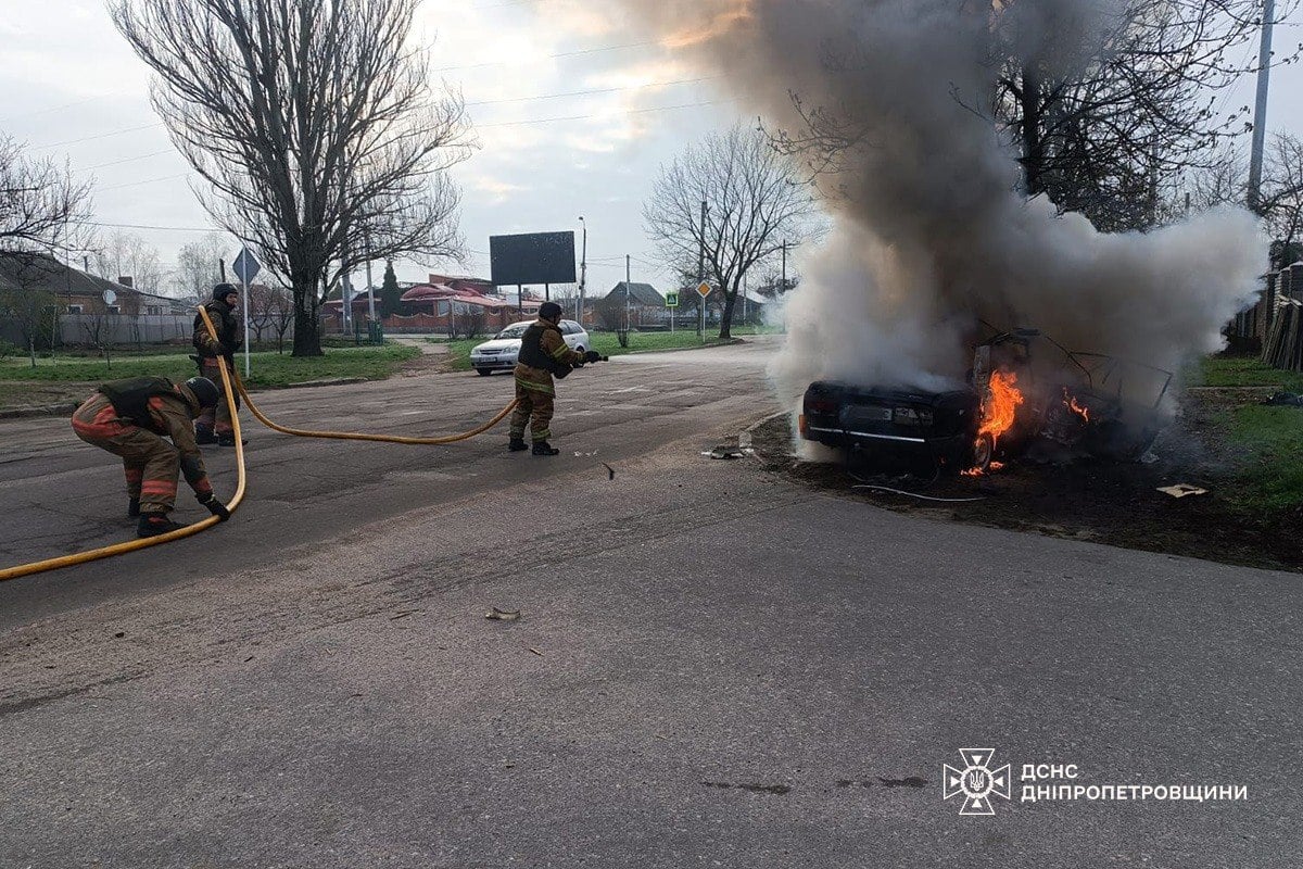 Окупанти дроном атакував авто у Нікополі. Фото: ДСНС