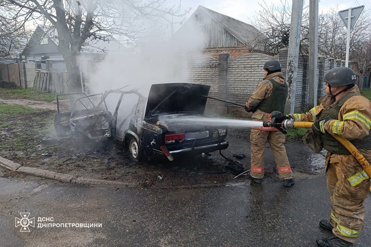 Окупанти дроном атакував авто у Нікополі. Фото: ДСНС