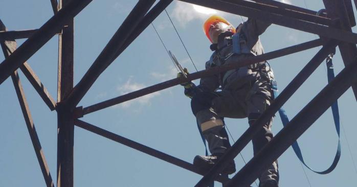 РФ завдала нових ударів по українській енергетиці, є знеструмлення в низці областей. Фото: 