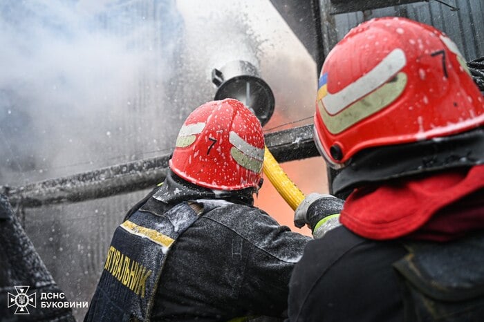 Наслідки російської атаки у Чернівецькій області, фото: ДСНС