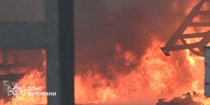 Последствия российской атаки в Черновицкой области, фото: ГСЧС