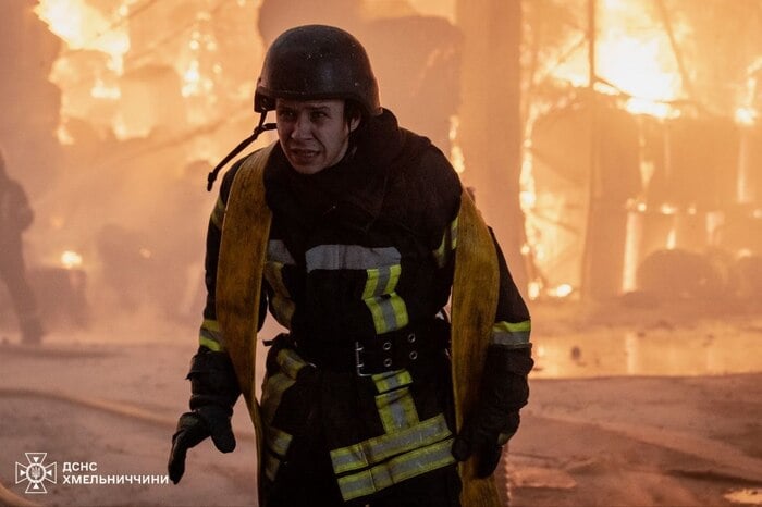 Наслідки російського удару на Хмельниччині 1 квітня, фото: ДСНС