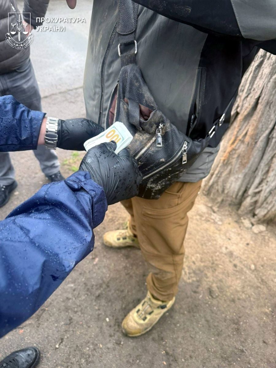 Посадовець ТЦК погорів на хабарі. Фото: ОГП