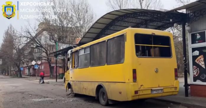 Російський дрон вдарив по маршрутці в Херсоні. Фото: ОВА