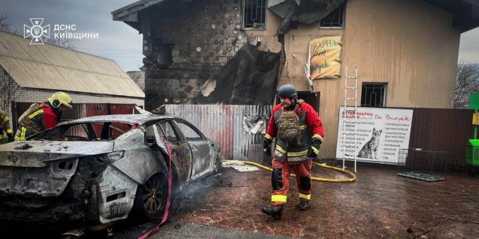 Наслідки російського удару по ветклініці на Київщині, фото: ДСНС