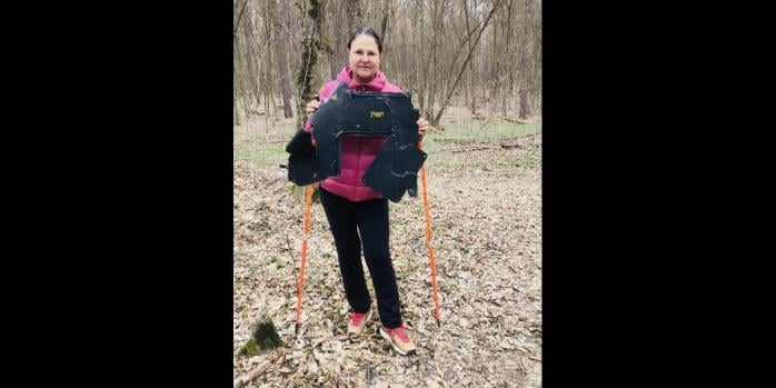 Катаріна Матернова з уламком дрона, фото: facebook.com/kmathernova