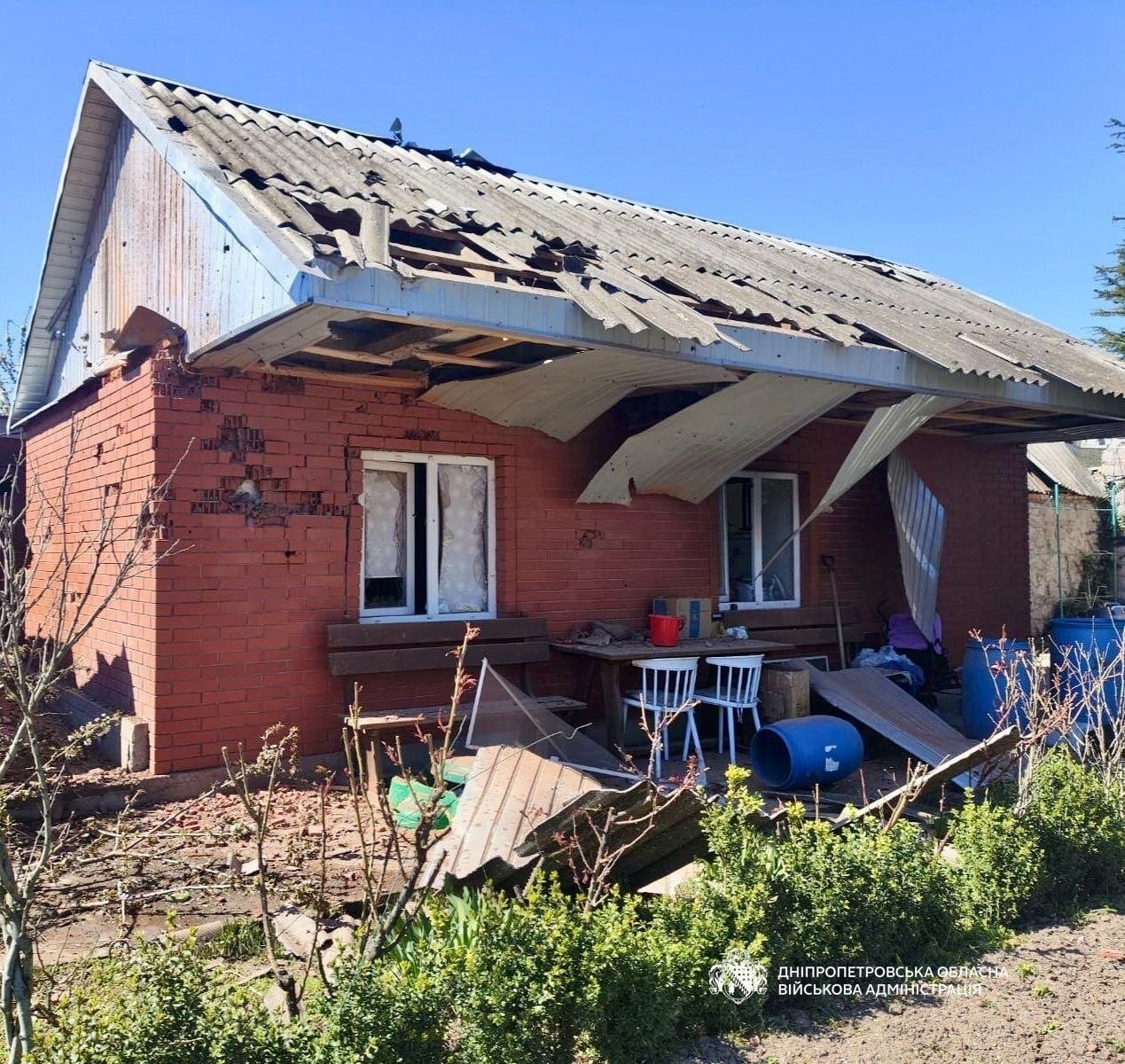Наслідки ударів по Нікополю. Фото: ОВА