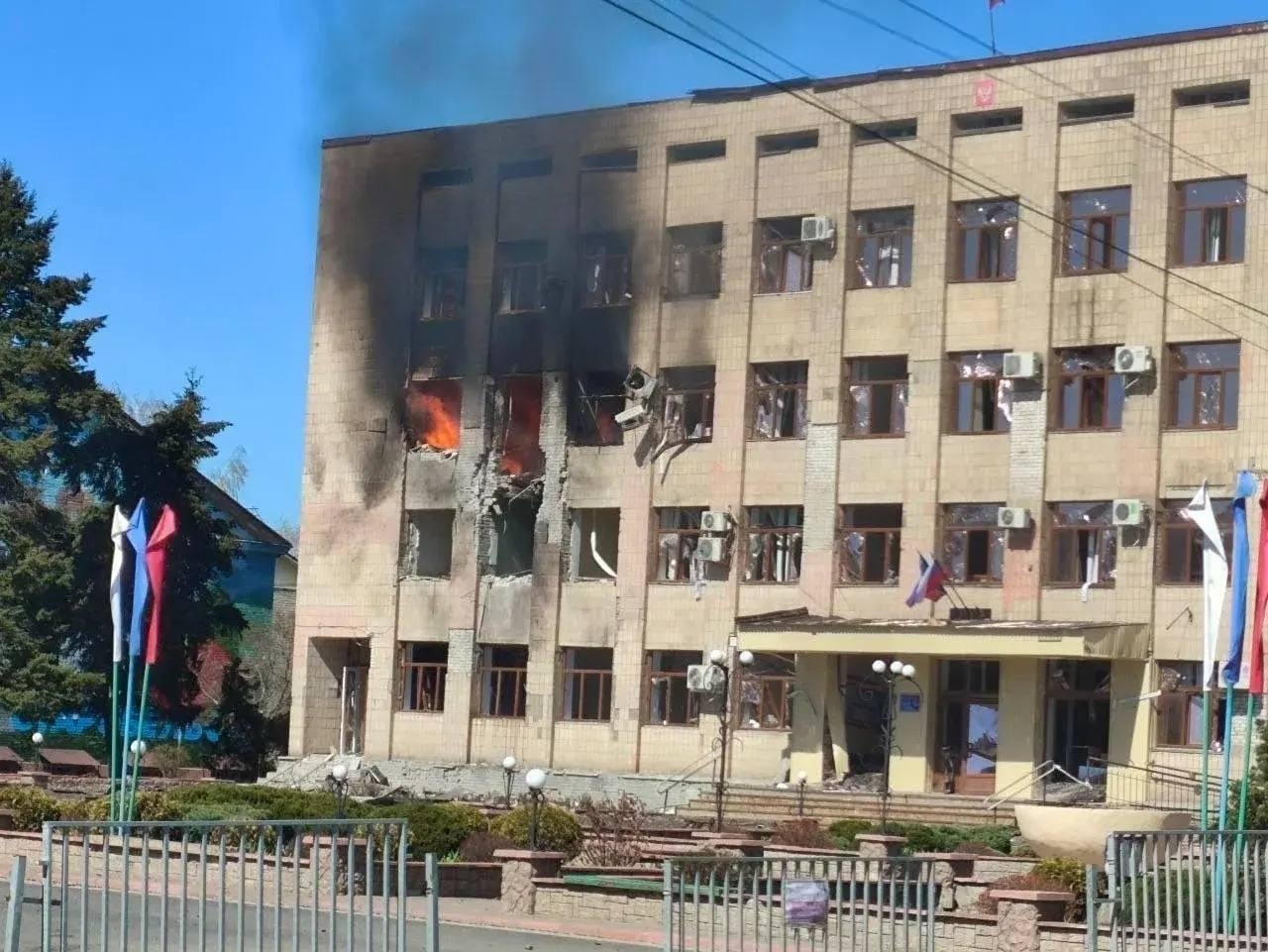 Пошкоджена адмінбудівля у Старобільську. Фото: Сергій Братчук