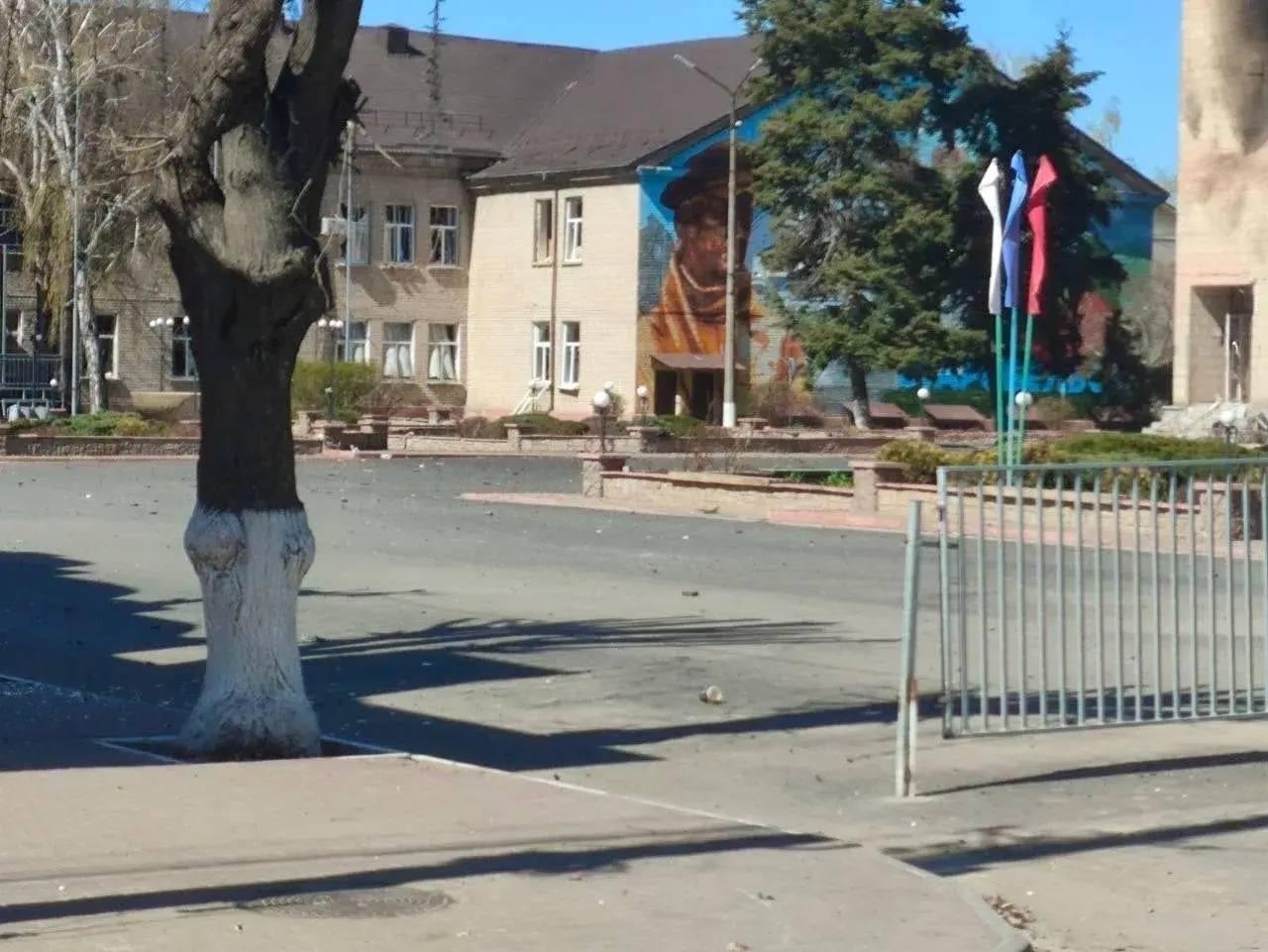 Пошкоджена адмінбудівля у Старобільську. Фото: Сергій Братчук