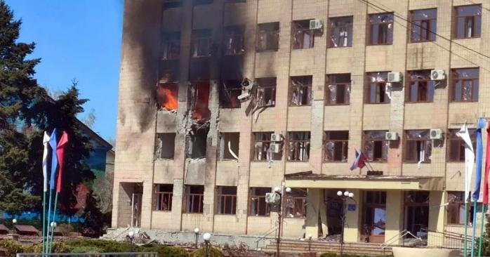 Поврежденное админздание в Старобельске. Фото: Сергей Братчук