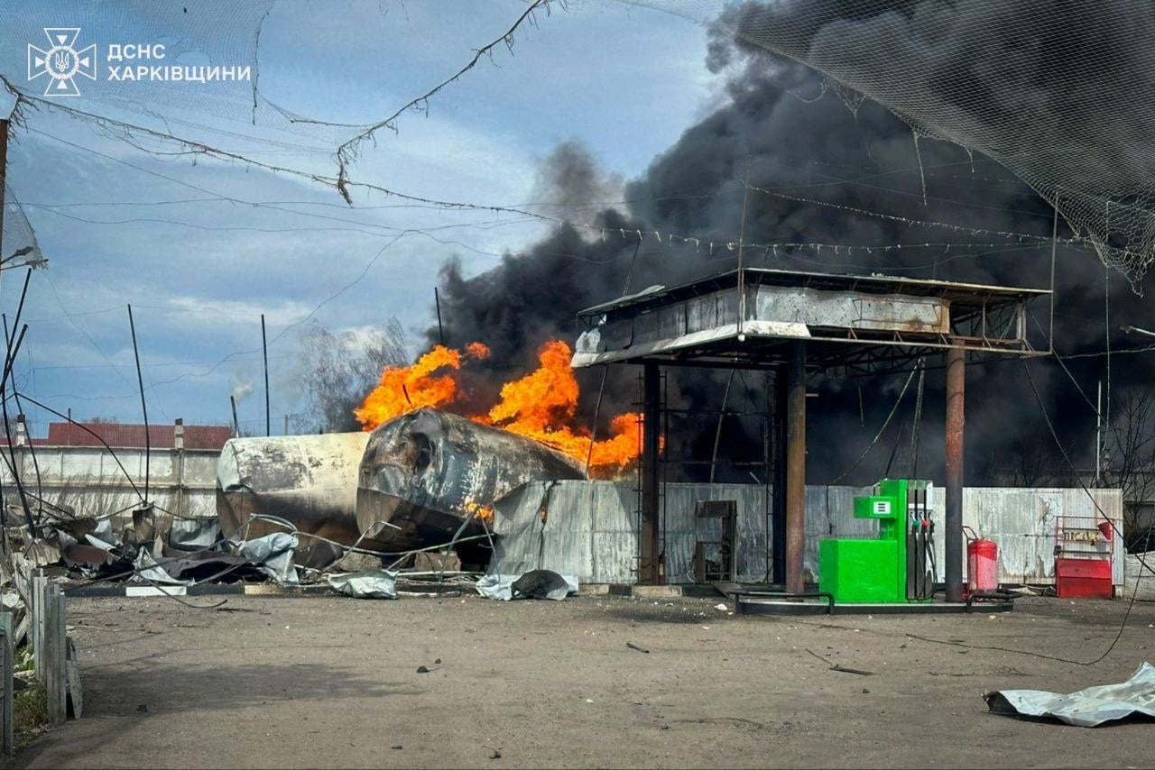 Наслідки обстрілу АЗС. Фото: ДСНС