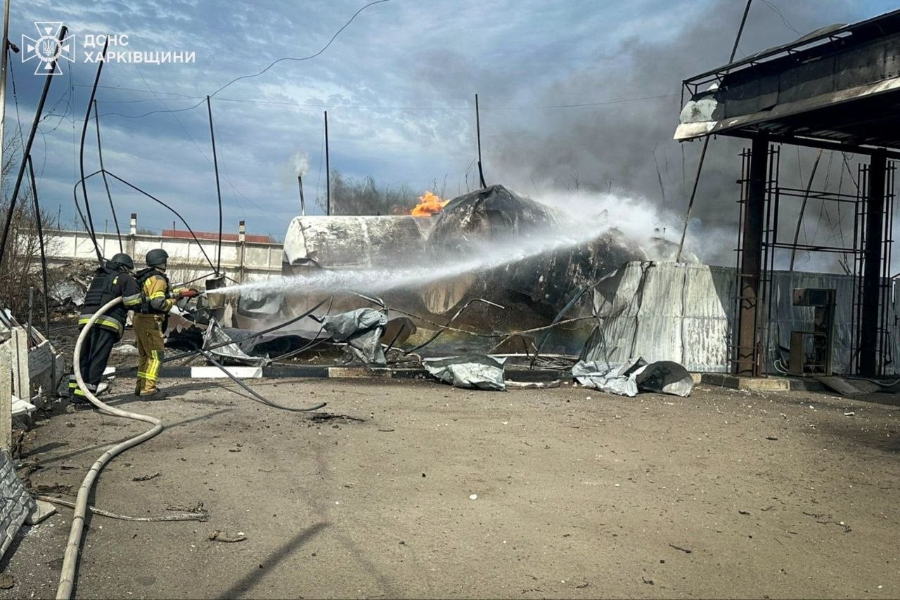 Наслідки обстрілу АЗС. Фото: ДСНС