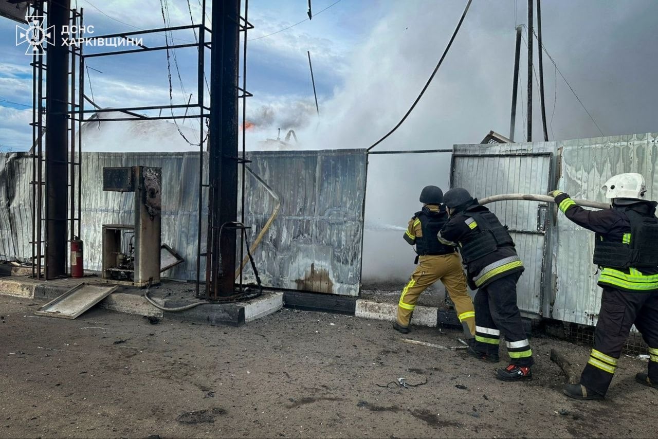 Наслідки обстрілу АЗС. Фото: ДСНС