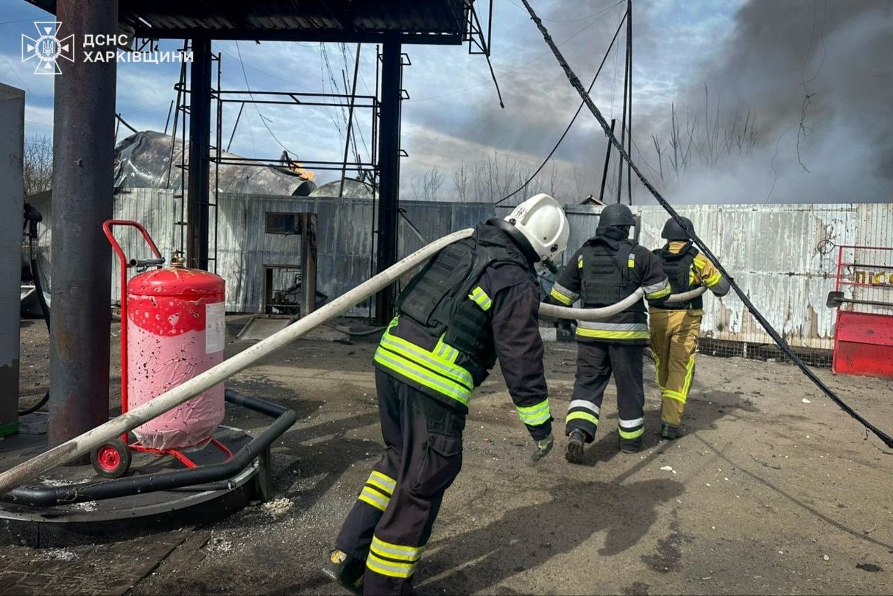 Наслідки обстрілу АЗС. Фото: ДСНС