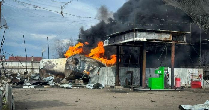 Наслідки обстрілу АЗС. Фото: ДСНС