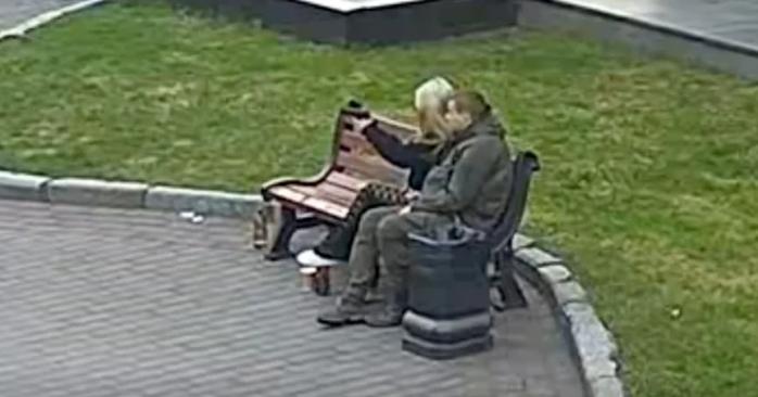 У Луцьку дівчина з пістолета обстріляла тролейбус із людьми. Фото: 