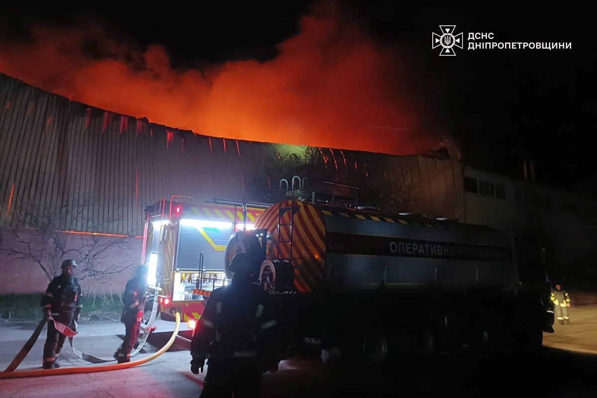 Армія РФ масовано била по Дніпропетровщині. Фото: ДСНС