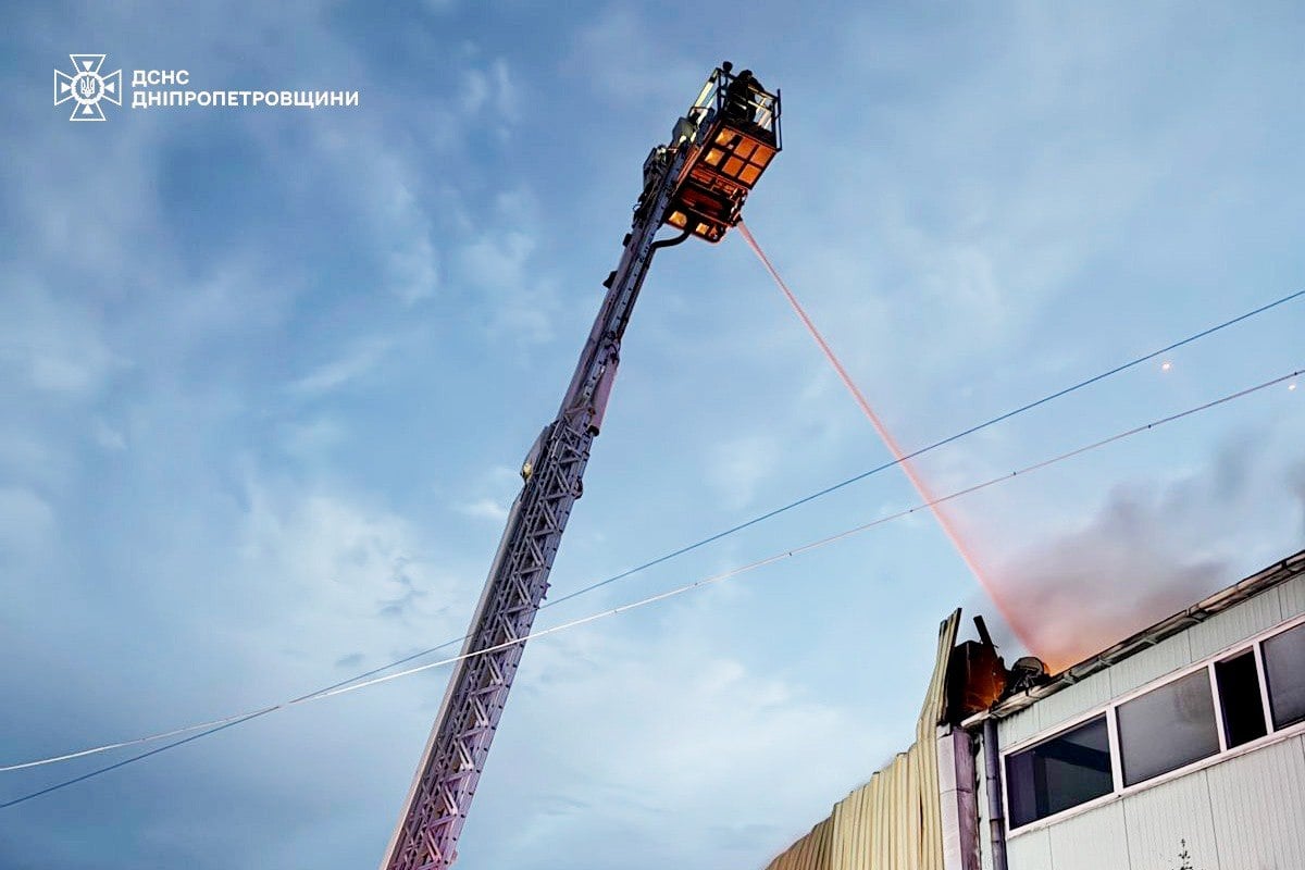 Армія РФ масовано била по Дніпропетровщині. Фото: ДСНС