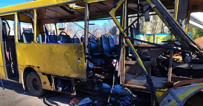 Последствия удара по маршрутке. Фото: ОВА