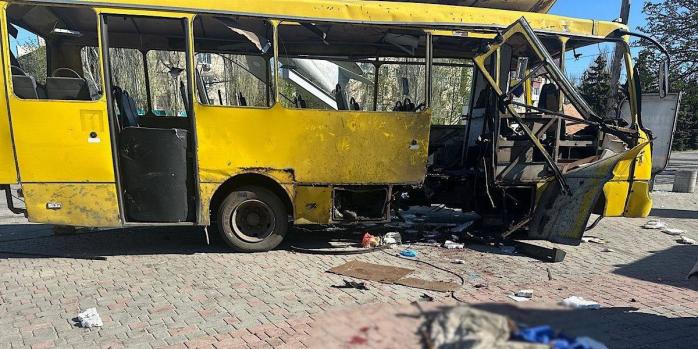 Последствия удара FPV-дрона по автобусу в Никополе, фото: Нацполиция