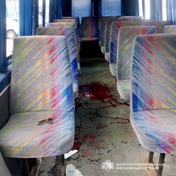 Наслідки російського удару по автобусу на Нікопольщині, фото: Дніпропетровська ОВА