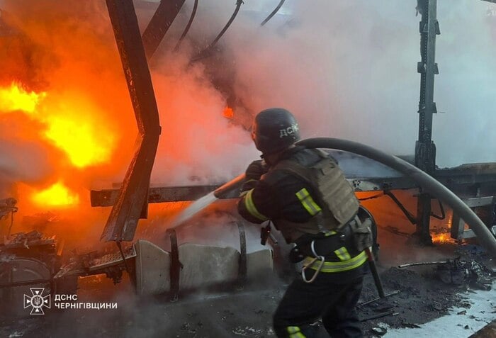 Наслідки удару російського БпЛА на Чернігівщині, фото: ДСНС