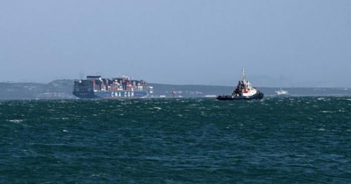 Перші вантажні судна вже пройшли через Ормузьку протоку. Фото: 