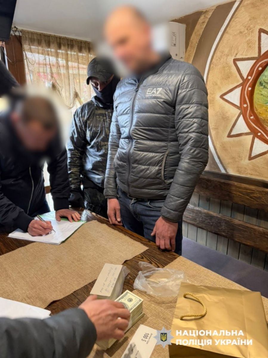 На хабарі у 100 тис. дол. погорів посадовець «Укрзалізниці». Фото: НПУ