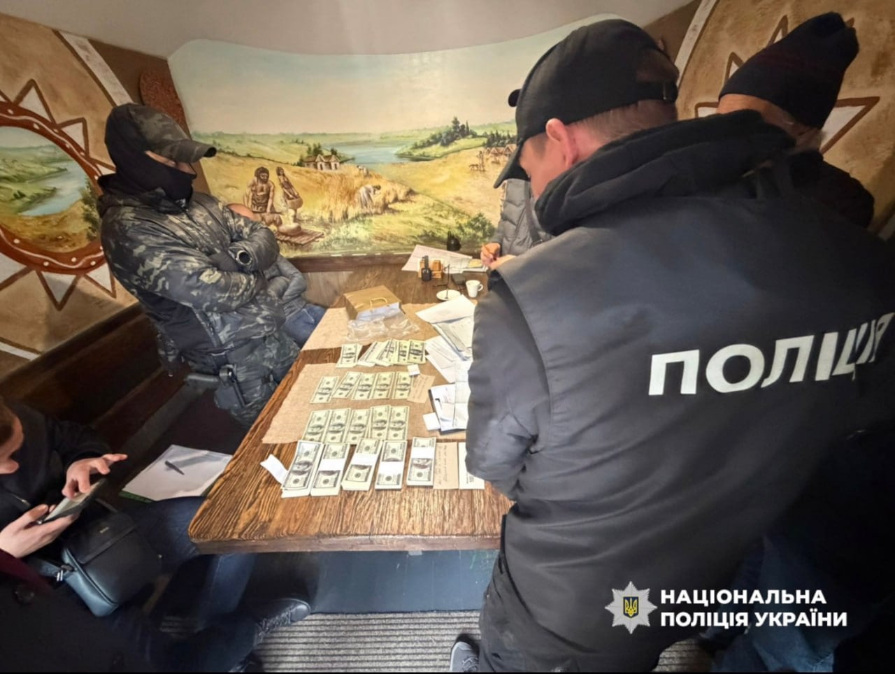 На хабарі у 100 тис. дол. погорів посадовець «Укрзалізниці». Фото: НПУ