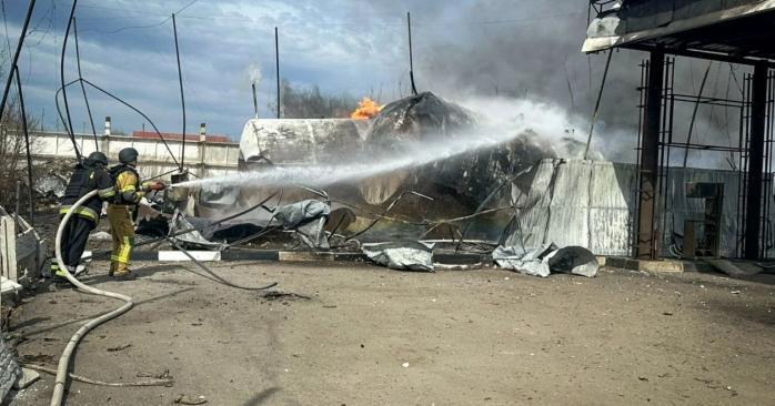 Россияне обстреляли АЗС в Сумской области. Фото: