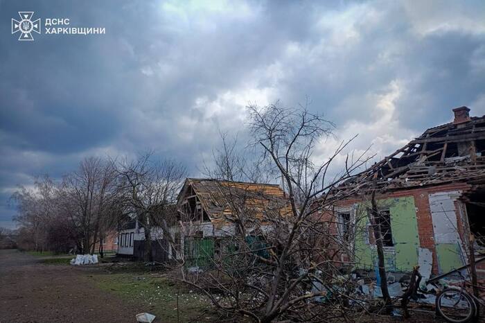 Наслідки російського обстрілу селища Золочів, фото: ДСНС Харківщини