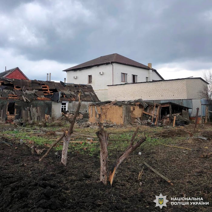 Наслідки російського обстрілу селища Золочів, фото: поліція Харківщини